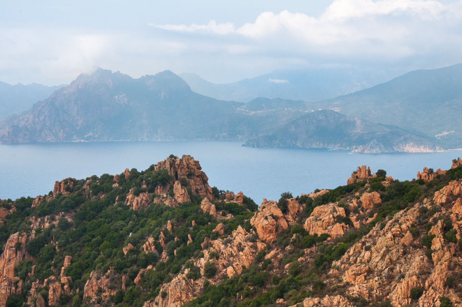 Pobřeží západní Korsiky je ohnivě oranžové a velmi členité.