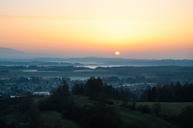 Východ slunce z rozhledny u Lomnice nad Popelkou