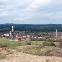 Bývalý důl Měděnec pohledem z kopce...