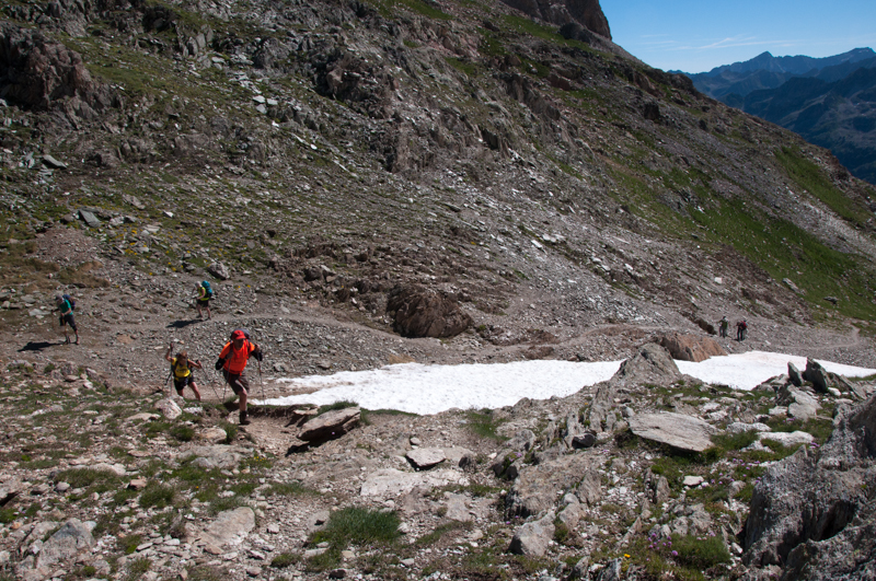 Běžci v protisměru vybíhají do Col de la Fâche