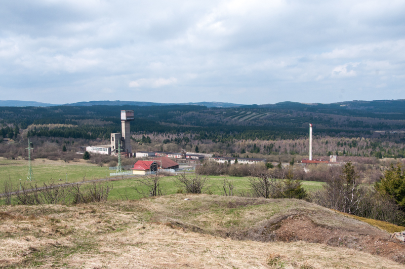 Bývalý důl Měděnec pohledem z kopce Mědníku