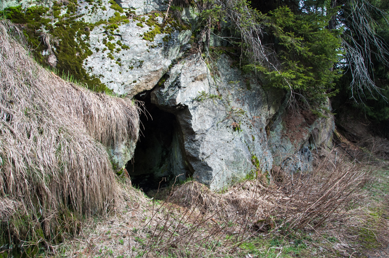 Jeskyně u řeky Chomutovky
