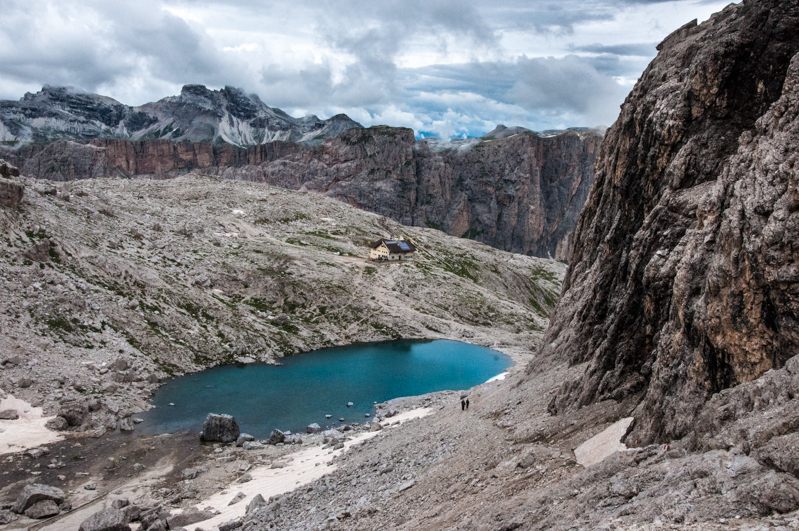 Jezioro Pisciadú widziane z góry i Rifugio Pisciadú