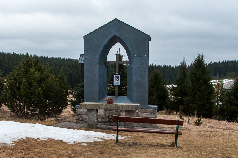 Památník bývalého kostela v Jelením