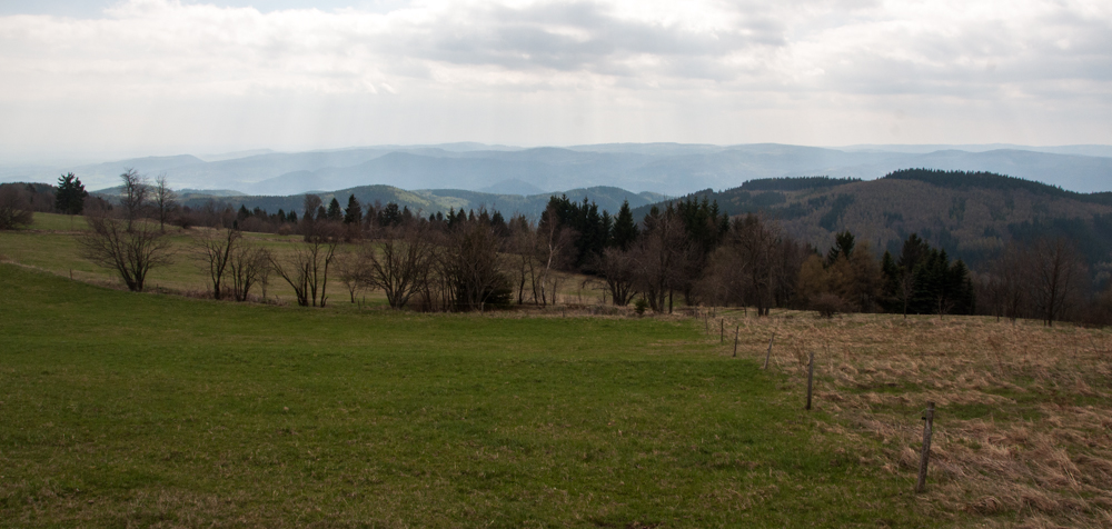 Pohled na Doupovské hory od Měděnce