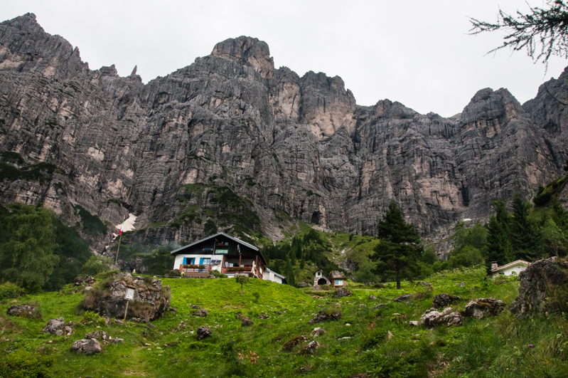 Rifugio Alpini 7 pod górą Monte Schiara. 