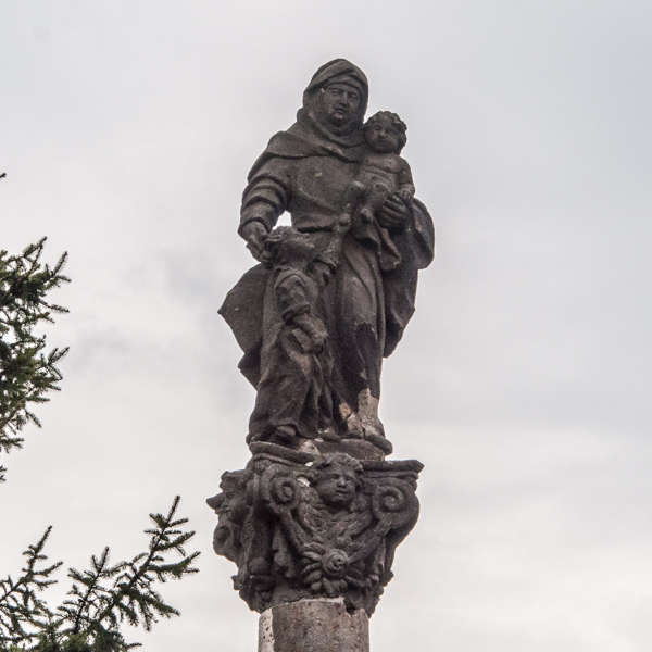 Socha sv. Anny pod vrcholem Kamenná hůrka