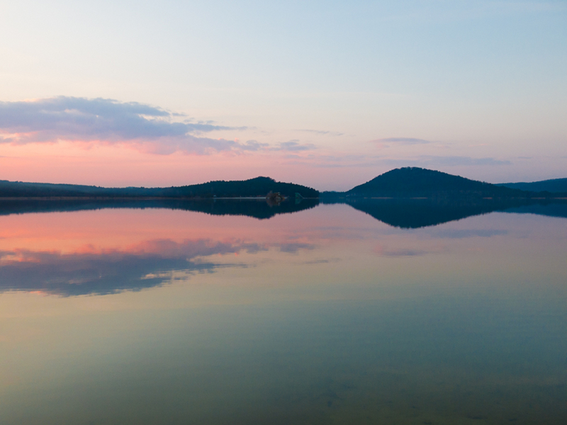 Soumrak nad Máchovým jezerem