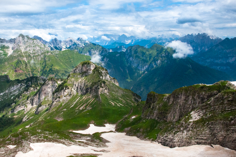 Widok z grzebienia Monte Schiary