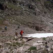 Běžci v protisměru vybíhají do Col de...