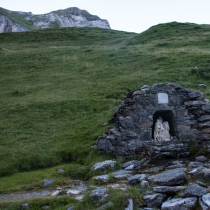 Cabane de Aguila a oratoř pred ní