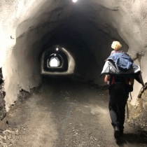 Dlouhá cesta světelným tunelem