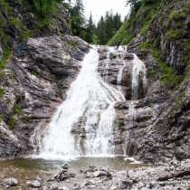 Jeden z dziesiątek wodospadów