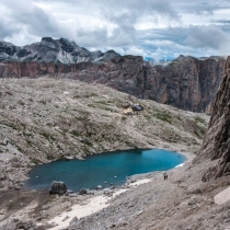 Jezioro Pisciadú widziane z góry i Rifugio...