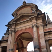 Kaple včleněná do portika