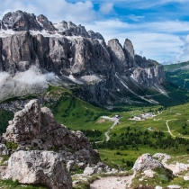 Niesamowicie piękny widok na Grödner Joch.