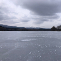 Pohled na Šumavu přes hladinu Lipna