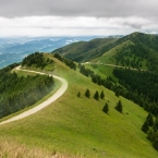 Poslední hřeben, a pak už jen rovina.