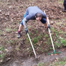 Raptis hravě zvládá i dvoje hrábě