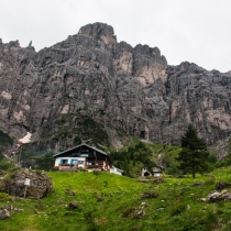 Rifugio Alpini 7 pod górą Monte Schiara.