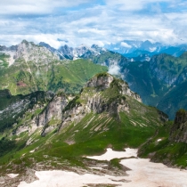 Widok z grzebienia Monte Schiary